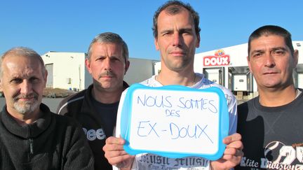 Jean-Marie, Christian, Tanguy et Bertrand, quatre anciens salari&eacute;s de Doux,&nbsp;posent devant l'abattoir de Graincourt-l&egrave;s-Havrincourt (Pas-de-Calais), le 10 octobre 2012. (YANN THOMPSON / FTVI)