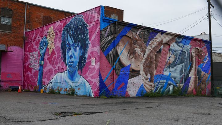 Le quartier d'Eastern Market, du nom de l'un des plus anciens marchés d'Amérique du Nord, regorge de fresques plus émouvantes les unes que les autres. C'est ici que se tient chaque année en septembre le festival "Murals in the market" avec une quarantaine d'artistes qui créent en direct. (EMMANUEL LANGLOIS / FRANCEINFO)