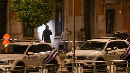 Des policiers travaillent sur les lieux de la fusillade à Bruxelles, en Belgique, le 16 octobre 2023. (OLIVIER HOSLET / EPA / MAXPPP)