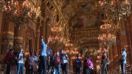 Éducation : des élèves de zones prioritaires découvrent les coulisses de l'opéra de Paris