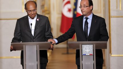 Le pr&eacute;sident Fran&ccedil;ois Hollande et le Tunisien Moncef Marzouki devant la presse &agrave; l'Elysee le 17 juillet 2012 &agrave; Paris (FRANCOIS GUILLOT / AFP)