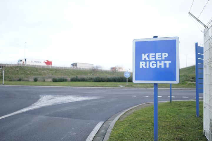 A l'entrée de Calais, un&nbsp;panneau destiné aux Britanniques rappelle de bien rouler à droite. (PIERRE-LOUIS CARON / FRANCEINFO)