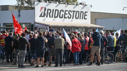 Des syndicalistes et des employés se rassemblent devant l'usine Bridgestone à Béthune, le 17 septembre 2020, après l'annonce de la fermeture du site (photo d'illustration). (DENIS CHARLET / AFP)