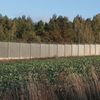 Une partie du mur à la frontière entre la Pologne et la Biélorussie, le 8 octobre 2023 à Jurowlany (Pologne). (VALENTINE PASQUESOONE / FRANCEINFO)