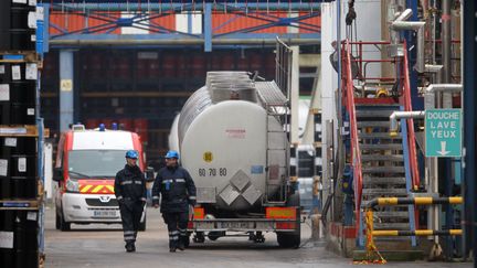 Des employ&eacute;s inspectent le site de l'usine Lubrizol de Rouen (Seine-Maritime), le 22 janvier 2013. (CHARLY TRIBALLEAU / AFP)