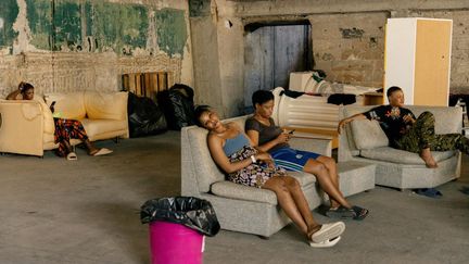 Des travailleuses migrantes sierra-léonaises sont prises en charge dans un refuge situé à Hazmieh, dans la banlieue de Beyrouth (Liban), le 9 octobre 2024. (ALINE DESCHAMPS)