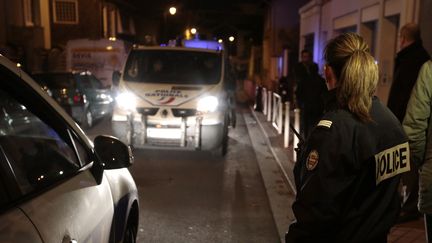 Les forces de l'ordre bloquent le secteur de Montrouge (Hauts-de-Seine) où un objet qui pourraît être une ceinture d'explosifs a été découvert, lundi 23 novembre. (ERIC GAILLARD / REUTERS)