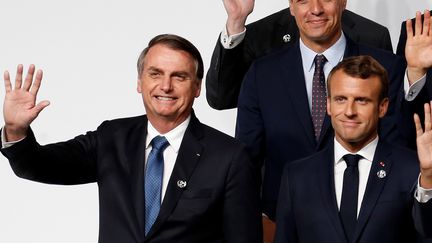 Jair Bolsonaro (à g.) et Emmanuel Macron, lors du sommet du G20&nbsp;à Osaka (Japon), le 28 juin 2019. (CHEMA MOYA / SIPA)