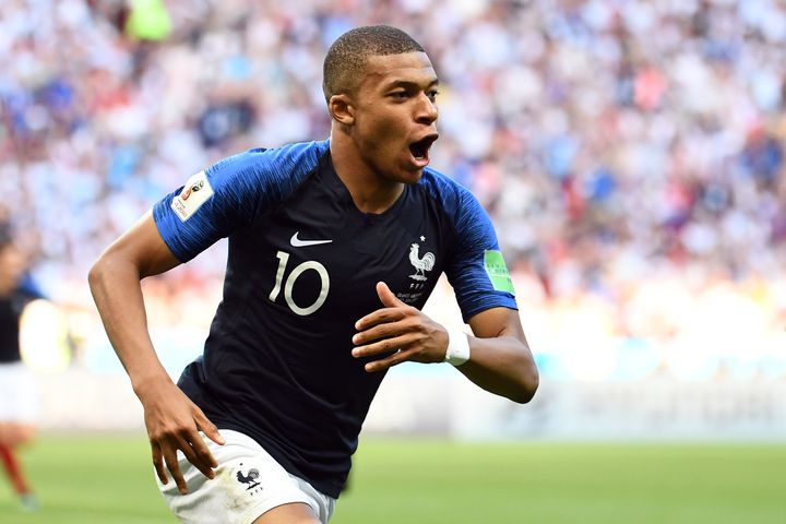 Kylian Mbappé célèbre son deuxième but contre l'Argentine, samedi 30 juin à Kazan (Russie). Le Français a été élu homme du match au terme de la rencontre. (FRANCK FIFE / AFP)