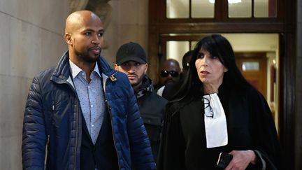 Le rappeur Rohff et son avocate lors de son procès pour violences aggravées&nbsp;à Paris, le 29 septembre 2017. (LIONEL BONAVENTURE / AFP)