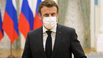 Emmanuel Macron quitte la conférence de presse commune organisée avec Vladimir Poutine, le 7 janvier 2022, à Moscou. (THIBAULT CAMUS / AFP)