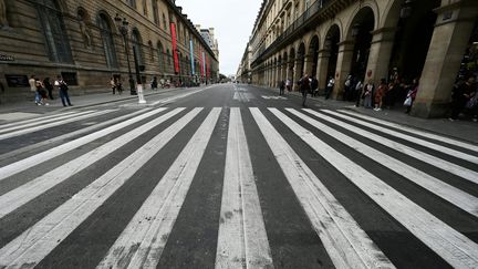 Des personnes marchent sur les trottoirs de la rue de Rivoli&nbsp;à Paris, le 22 septembre 2019, lors de la cinquième édition de la "journée sans voiture". (DOMINIQUE FAGET / AFP)