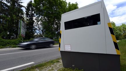 Un radar autonome installé sur une route à Chaumont (Haute-Marne), le 25 mai 2016. (MAXPPP)