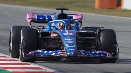 Le pilote français Esteban Ocon au volant de l'Alpine durant les essais de pré-saison de Barcelone, le 24 février 2022 (JOSE BRETON / NURPHOTO via AFP)