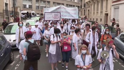 Médecine : en grève, les internes manifestent pour crier leur détresse. (FRANCEINFO)