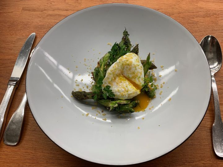 L'œuf poché, asperges, puntarelle et poutargue signé Julien Allano, à Grignan dans la Drôme. (RF / BERNARD THOMASSON)