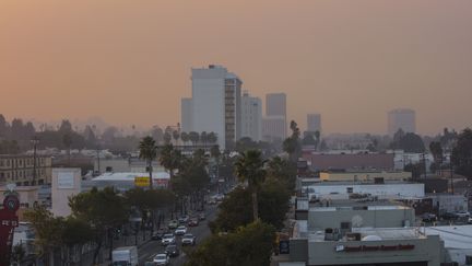 La ville de Los Angeles, ici le 5 décembre 2017, est recouverte depuis le début de la semaine par la fumée dégagée par les impotants incendies qui se sont déclarés à proximité. (JOHN FREDRICKS / AFP)