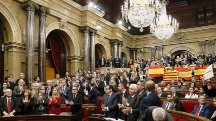 &nbsp; (Après le vote au Parlement catalan... Des députés brandissent le drapeau espagnol © REUTERS/Albert Gea)