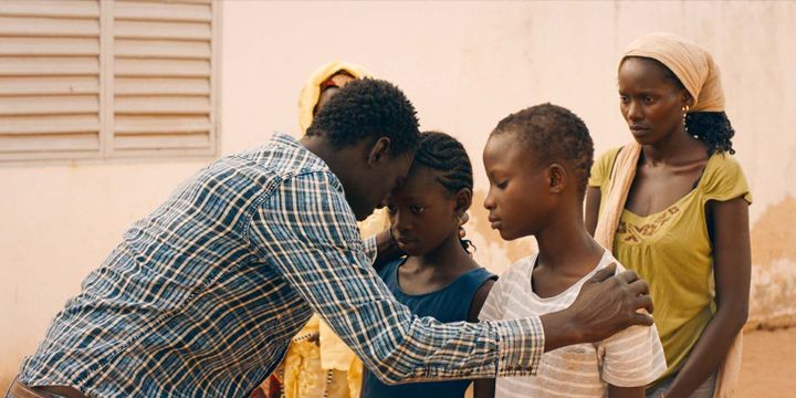 Moustapha Mbengue (Amin), Marème N’Diaye (Aïcha, à droite) et les acteurs qui interprètent leurs enfants dans une scène du film «Amin» de Philippe Faucon.  (Photo du film «Amin» de Philippe Faucon)