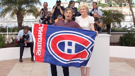 Oui,&nbsp;Viggo Mortensen (G) est un grand fan de l'&eacute;quipe de hockey sur glace de Montr&eacute;al (Canada). Lors&nbsp;du photocall de "Sur la route", Kirsten Dunst n'a pas vraiment eu d'autre choix que le devenir &eacute;galement...&nbsp; (VALERY HACHE / AFP)