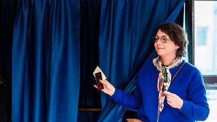 Agnès Langevine, candidate écologiste à la mairie de Perpignan (Pyrénées-Orientales), sort de l'isoloir à l'occasion du premier tour des municipales, le 15 mars 2020. (JEAN-CHRISTOPHE MILHET / HANS LUCAS)