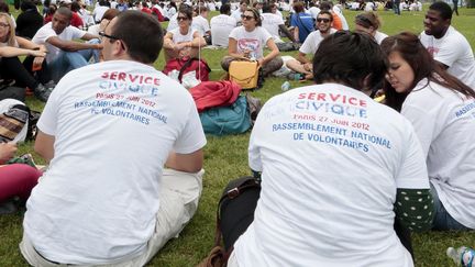 Rassemblement des jeunes volontaires du service civique au champs de Mars. Paris, le 27 juin 201 (JACQUES DEMARTHON / AFP)