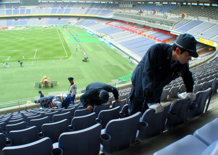 Des policiers japonais inspectent les sièges du Yokohama Stadium (Japon) avant la finale de la Coupe du monde 2002, Brésil-Allemagne, le 29 juin 2002. (REUTERS)