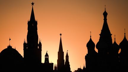 Une vue du Kremlin et de la cathédrale Saint-Basile au crépuscule dans la capitale russe Moscou, le 28 mai 2024. (MIKHAIL KLIMENTYEV / TASS / SIPA USA / SIPA)