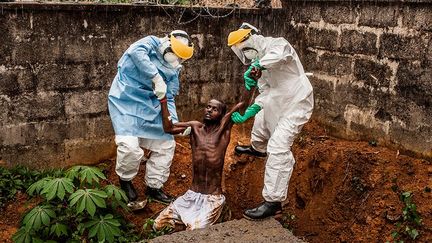 Le photographe a couvert à travers ses reportages de nombreux conflits dans le monde. Depuis 2005, Pete Muller travaille sur les répercussions qu’engendrent sur les individus la guerre, la pauvreté, les troubles sociaux. Son travail se veut être une étude de l’intime. Ses photos sont là pour que ceux qui les regardent ne restent pas  indifférents à la souffrance humaine. Alors qu’il vit au Kenya, il s’est senti obligé de couvrir l'épidémie d'Ebola qui a infecté plus de 22.400 personnes et en a tué plus de 8.900 en Afrique de l'Ouest en 2014. Il a réalisé deux voyages en Sierra Leone pour suivre l’évolution de la maladie et comment les gens y réagissent et se comportent. Voir son interview (National Geographic) (Prime pour National Geographic / The Washington Post)