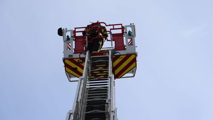 Les pompiers du Pas-de-Calais ont du sortir la grande échelle pour éteindre un incendie rue d'Estaires, à La Couture. Un corps sans vie a été découvert dans les décombres. (FTV)