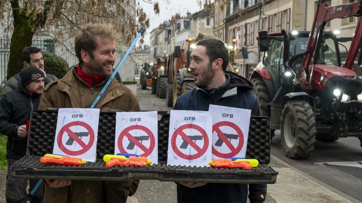 Des agriculteurs manifestent devant les bureaux de l'Office français de la biodiversité pour demander le désarmement des agents, le 27 février 2024, à Nevers (Nièvre). (FREDERIC MOREAU / HANS LUCAS / AFP)