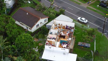 Vue a&eacute;rienne d'une maison dont le toit a &eacute;t&eacute; arrach&eacute; par la tornade qui a balay&eacute; Townsville (Australie), le 20 mars 2012. (EPA / MAXPPP)