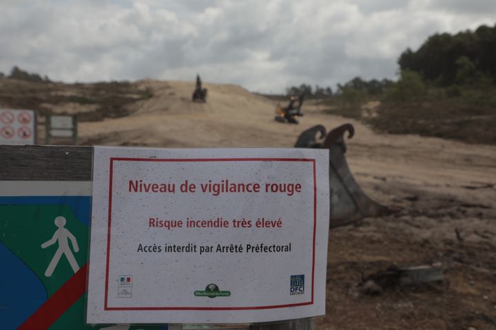 Bulldozers, trucks, chainsaws and shovels at the firewall site in La Teste-de-Buch, July 20, 2022. (ELOISE BARTOLI / FRANCEINFO)