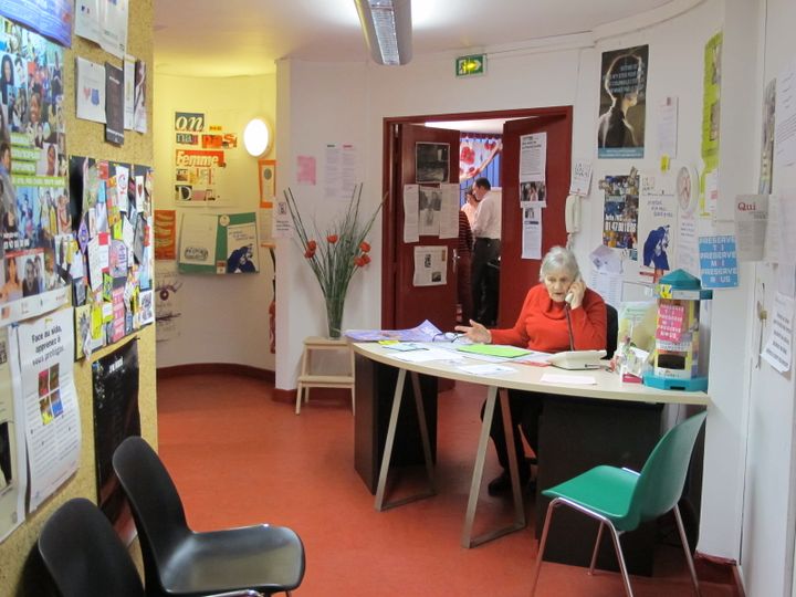 Babette, conseill&egrave;re au Planning familial de Cergy,&nbsp;r&eacute;pond aux questions et inqui&eacute;tudes des jeunes filles. (TATIANA LISSITZKY / FRANCETV INFO )