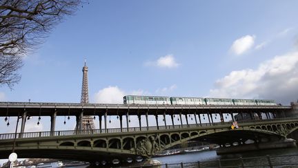 A en croire un think-tank londonien, le poids de l'&eacute;conomie fran&ccedil;aise va reculer de la 5e &agrave; la 9e place d'ici dix ans.&nbsp; (PATRICK KOVARIK / AFP)