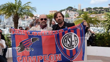 L'acteur américain et le scénariste argentin de "Jauja" affichent leur soutien pour le Club Atletico San Lorenzo de Almagro, basé à Buenos Aires, et qui compte un supporter illustre : le pape François ! 
 (BERTRAND LANGLOIS / AFP)