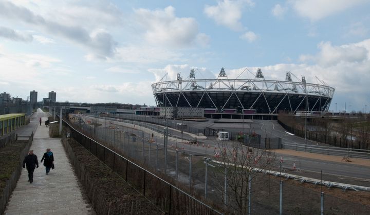 Des personnes se promènent dans le parc olympique Elizabeth, anciennement le parc olympique de Londres 2012, le 30 mars 2013. (WILL OLIVER / AFP)