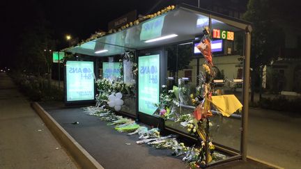 L'arrêt de bus Balishon à Bayonne (Pyrénées-Atlantiques) au lendemain de la marche blanche en hommage à Philippe Monguillot, le chauffeur de bus agressé, 9 juillet 2020 (photo d'illustration). (ROMAIN DÉZÈQUE / RADIO FRANCE)