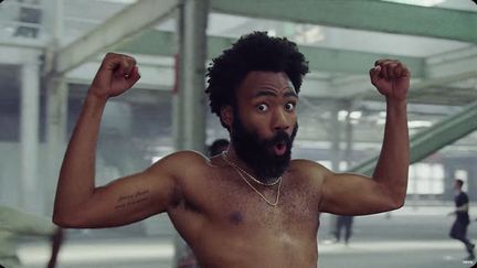 Donald Glover, alias Childish Gambino, dans le clip phénomène de "This Is America" (capture d'écran). (YOUTUBE)