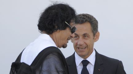 Mouammar Kadhafi et Nicolas Sarkozy discutent apr&egrave;s une r&eacute;union du G8 &agrave; L'Aquila (Italie), le 10 juillet 2009. (TOSHIFUMI KITAMURA / AFP)