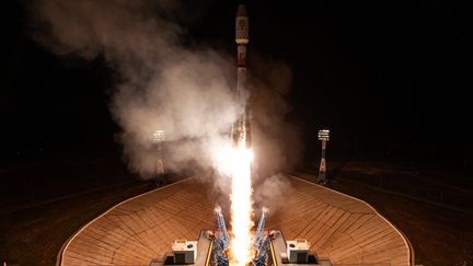 La fusée porteuse Soyouz et les satellites de la société britannique OneWeb, au cosmodrome de Vostochny, en Russie, le 1er juillet 2021. (HANDOUT / RUSSIAN SPACE AGENCY ROSCOSMOS)