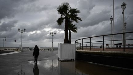 Parmi les départements en état d'alerte, la Gironde est placée en vigilance orange pour vents et vagues-submersion à partir de 18 heures le 4 novembre 2023. (PHILIPPE LOPEZ / AFP)