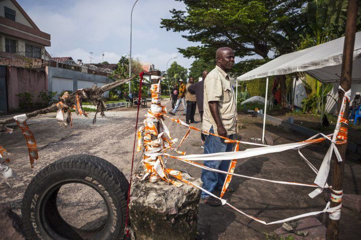 Un opposant monte la garde sur une barrière érigée dans la rue menant au domicile de l'opposant historique Etienne Tshisekedi à Kinshasa le 19 décembre 2016. (Photo AFP/Eduardo Soteras)