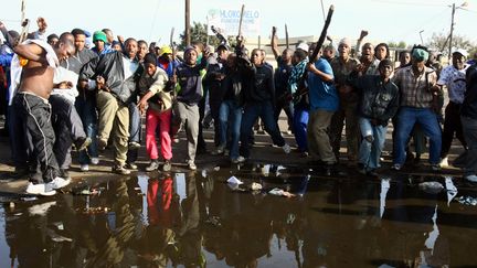 Heurts entre la police et des habitants d'un township près de Johannesburg, le 19 mai 2008, lors de violences xénophobes dans la plus grande ville d'Afrique du Sud. (STRINGER / AFP)