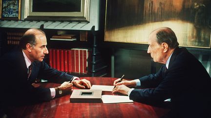 Le président François Mitterrand s'est entretenu avec le journaliste de la Cinq Jean-Pierre Elkabbach, avant de répondre à ses questions, le 10 novembre 1991 dans son appartement privé du Palais de l'Elysée. (- / AFP)