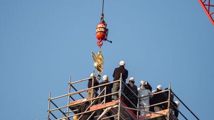 Bénie par l'archevêque de Paris, Monseigneur Laurent Ulrich,  le nouveau coq doré de Notre-Dame a été hissé samedi 15 décembre 2023 en haut de la flèche de la cathédrale. (CARINE SCHMITT / HANS LUCAS)