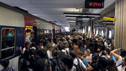 La galère pour prendre un transport en commun un jour de grève sur le réseau francilien. (BERTRAND LANGLOIS / AFP)