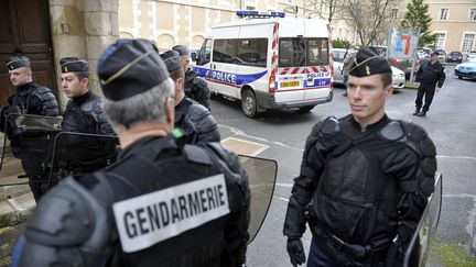 Des policiers assurent la s&eacute;curit&eacute; devant le&nbsp;tribunal de Bourges o&ugrave; deux jeunes ont &eacute;t&eacute; mis en examen, le 16 f&eacute;vrier 2012, apr&egrave;s le meurtre d'un lyc&eacute;en.&nbsp; (STEPHANIE PARA / MAXPPP)