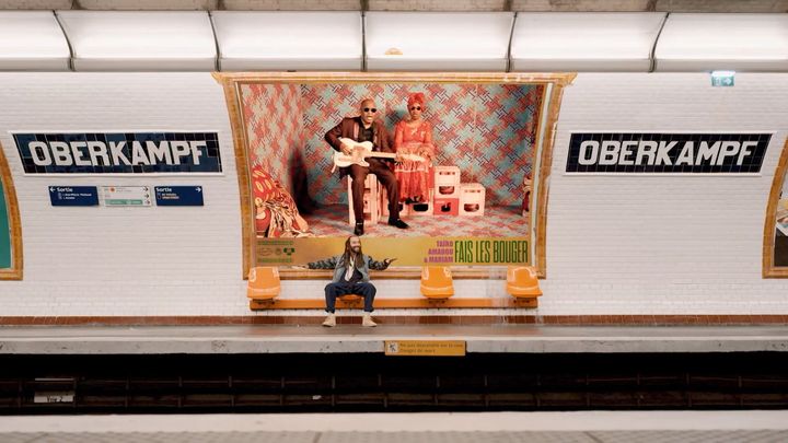 Taïro, dans le clip Fais les bouger, avec Amadou et Mariam sur un panneau publicitaire de la station de métro Oberkampf. (Yamoy)