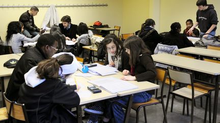 Des jeunes étudiants dans une classe à Vénissieux (Rhône) (PHILIPPE MERLE / AFP)